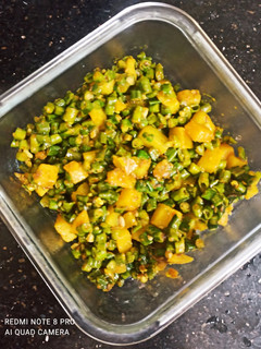 चवला फली और आलू की सब्जी(chawla fali aur aloo ki sabzi recipe in hindi) रेसिपी मुख्य फोटो