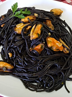 Una foto de Spaghetti negros con mejillones