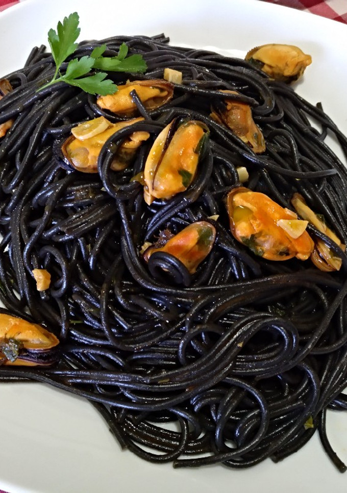 Una foto de Spaghetti negros con mejillones