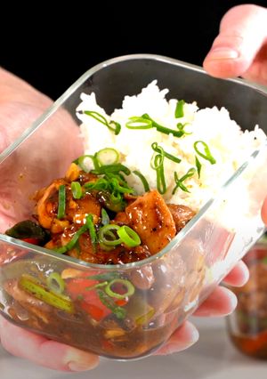 A picture of Kung Pao Chicken.