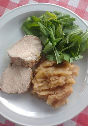 Una foto de Carré de cerdo al horno con ensalada