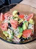 Ensalada tibia de gulas al ajillo con aguacate y tomate