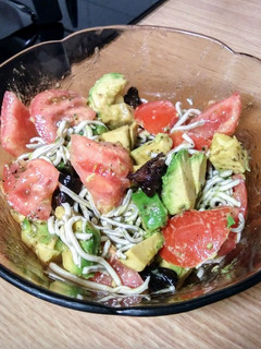 Una foto de Ensalada tibia de gulas al ajillo con aguacate y tomate