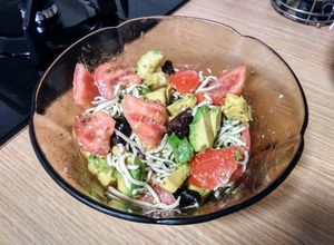 Foto principal de Ensalada tibia de gulas al ajillo con aguacate y tomate
