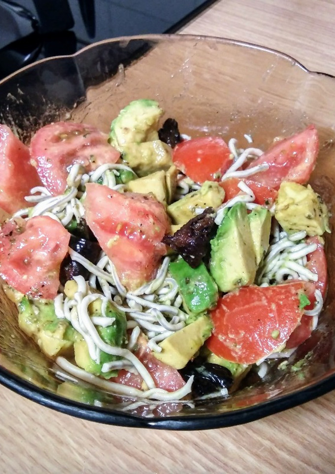 Una foto de Ensalada tibia de gulas al ajillo con aguacate y tomate