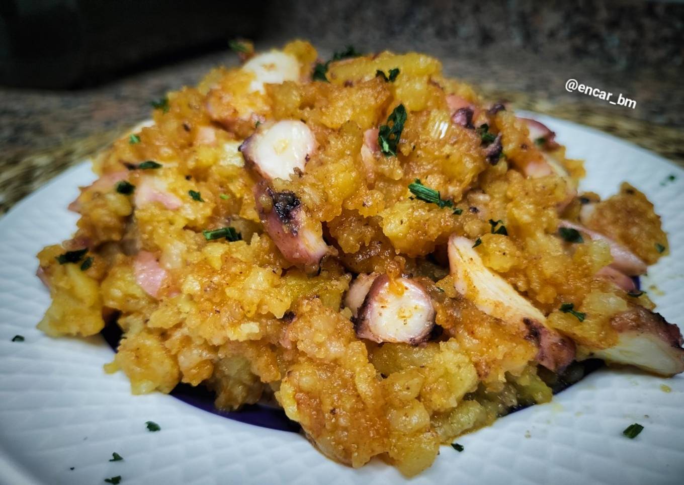 Patatas revolconas con pulpo