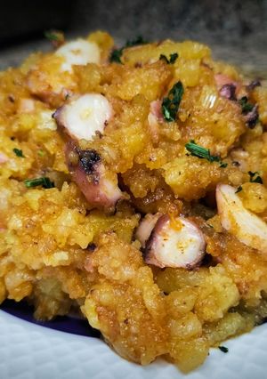 Una foto de Patatas revolconas con pulpo
