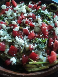 Una foto de Ensalada de nopales Correa con vinagreta en hierbas de olor y tequila, para tacos