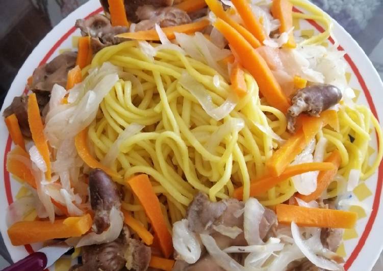 Estofado de mollejas y corazones con espaguetis