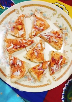 रोटी पिज़्ज़ा (roti pizza recipe in Hindi) रेसिपी मुख्य फोटो
