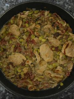 Una foto de Solomillo de cerdo con jamón y habas