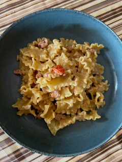 Una foto de Pasta alla norcina y trufa 🥓🧀 (salchichas y trufa)
