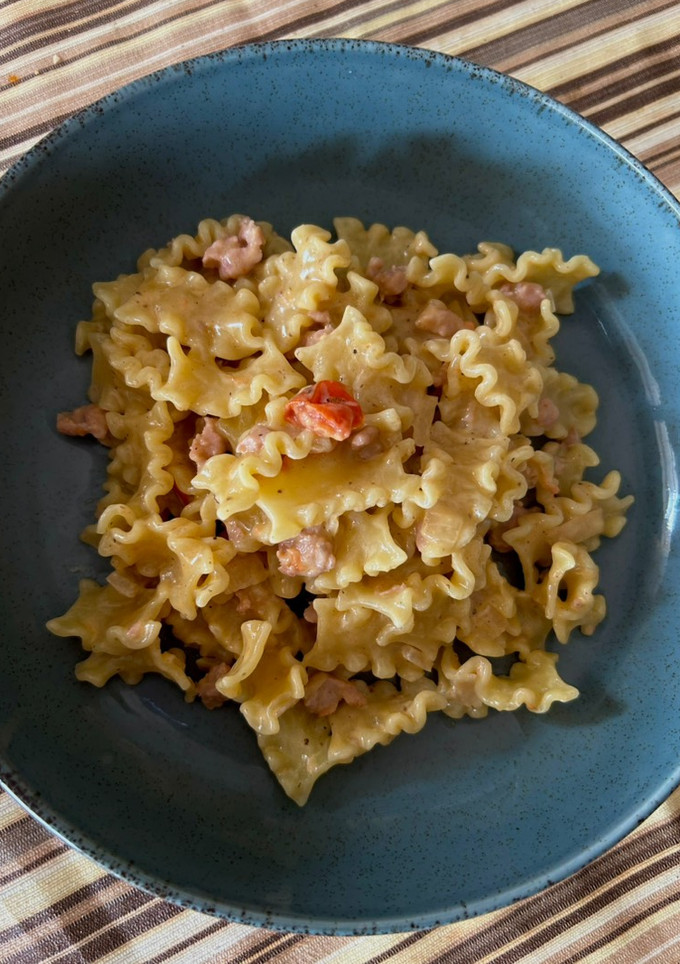 Una foto de Pasta alla norcina y trufa 🥓🧀 (salchichas y trufa)