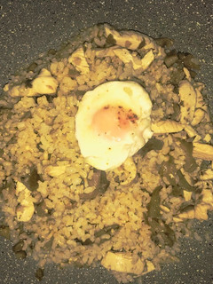 Una foto de Arroz integral salteado con setas y pollo