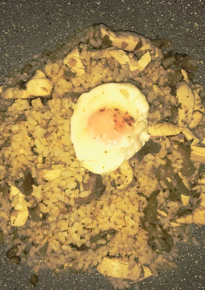 Una foto de Arroz integral salteado con setas y pollo
