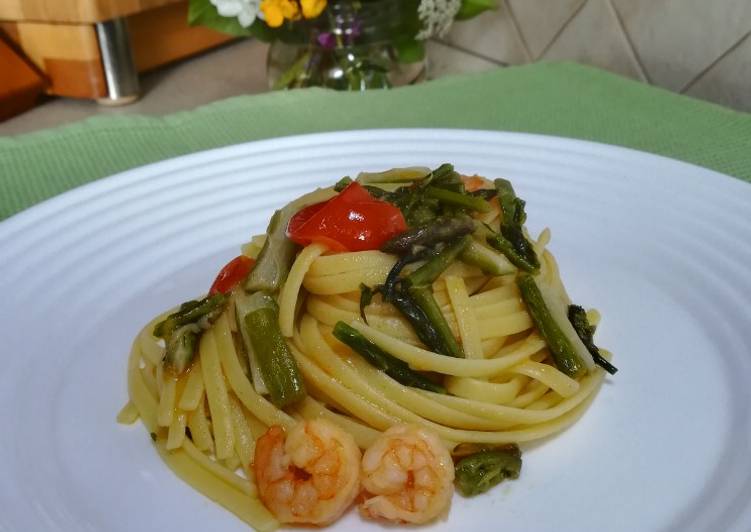 Linguine con asparagi selvatici e gamberetti