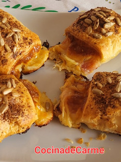 Una foto de Hojaldritos rellenos con mucho queso y pipas de girasol