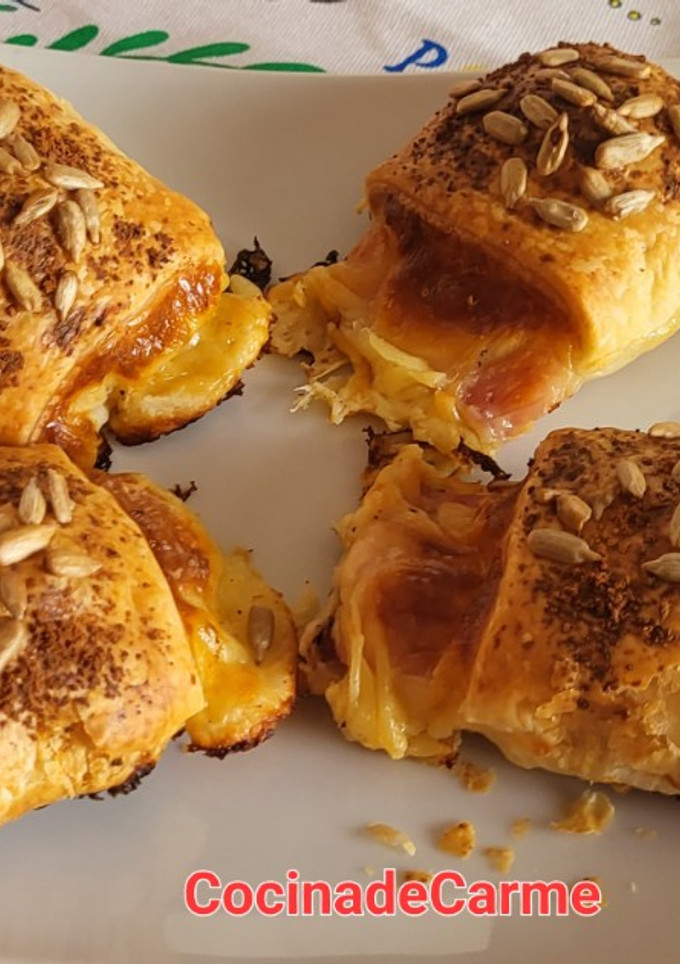 Una foto de Hojaldritos rellenos con mucho queso y pipas de girasol