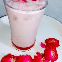 A picture of Apple rose milk shake.