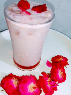A picture of Apple rose milk shake.