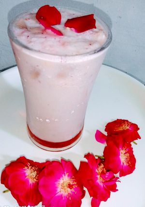 A picture of Apple rose milk shake.