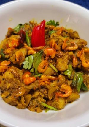 A picture of Chingri diye Kochu Shak Ghonto.