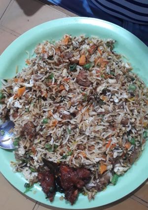 A picture of Chicken fry rice.