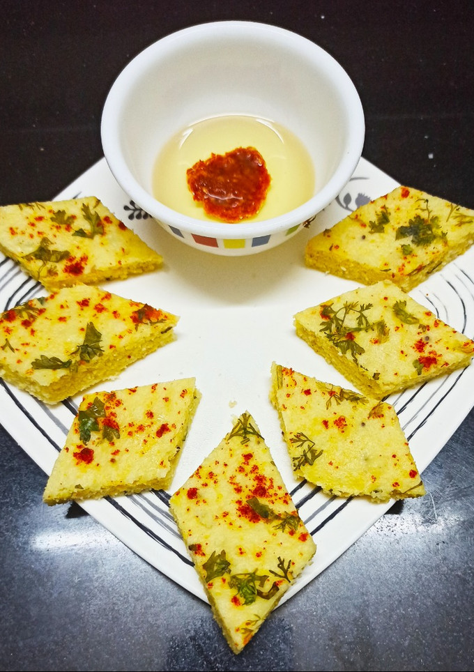 ખાટા ઢોકળા(khata dhokal recipe in Gujarati) રેસીપી મુખ્ય ફોટો