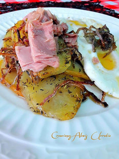 Una foto de Patatas confitadas al horno con cebollas y hierbas provenzales