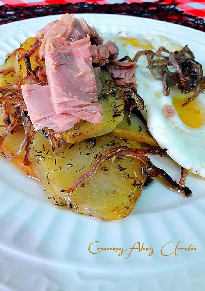 Una foto de Patatas confitadas al horno con cebollas y hierbas provenzales