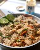 Fideos de arroz con pollo, salsa de cacahuete y lima
