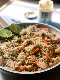 A picture of Fideos de arroz con pollo, salsa de cacahuete y lima.