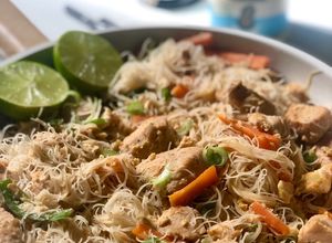 Foto principal de Fideos de arroz con pollo, salsa de cacahuete y lima