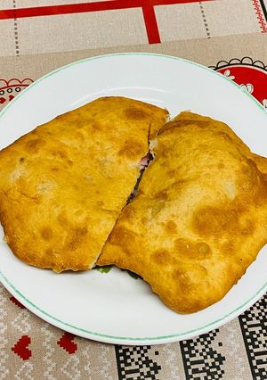 O poză a rețetei Plăcintă cu șuncă și cașcaval.