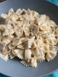 Una foto de Farfalle con gorgonzola y peras