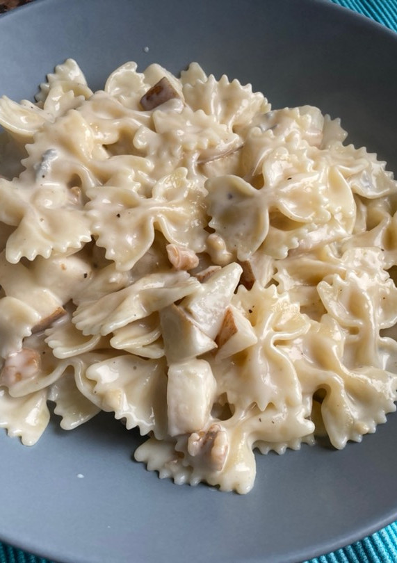 Una foto de Farfalle con gorgonzola y peras