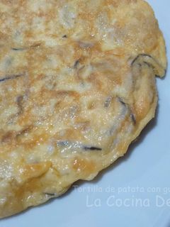 Una foto de Tortilla de patatas con gulas y gambas