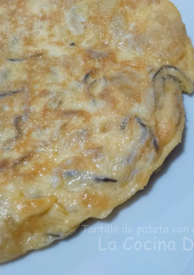 Una foto de Tortilla de patatas con gulas y gambas