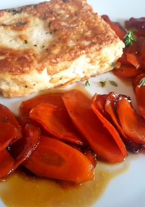 Una foto de Tofu "apanado", con zanahorias caramelizada🥕#paraprincipiantes