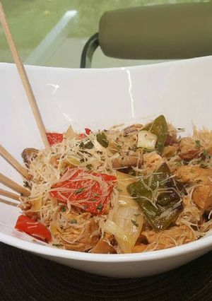 Una foto de Pollo con verduras y fideos chinos