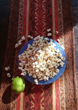 Una foto de Pochoclo caramelizado de limón 🍿🍋