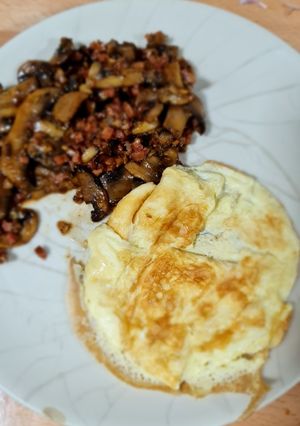 Una foto de Champiñones al Jerez o vino blanco acompañado con tortilla