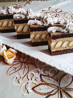 Capuccinos szelet piskótával recept fotója