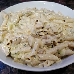 A picture of Chicken Alfredo.