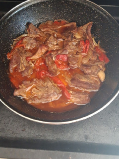 Una foto de Chuletas de cordero en salsa de pimiento