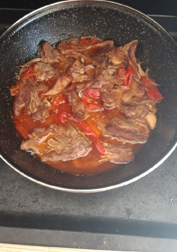 Una foto de Chuletas de cordero en salsa de pimiento