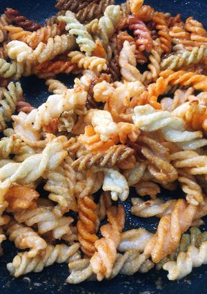 Hình của món Nui lốc xoáy chiên bơ tỏi cay 🌶.