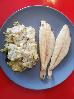 Foto principal de Lenguados con guarnición de patata y puerro