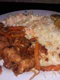 Pollo caramelizado con arroz Blanco tostones y ensalada rallada