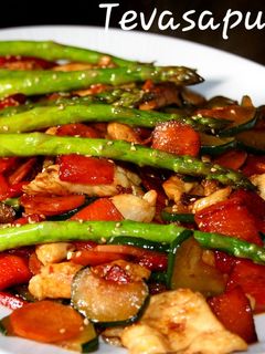 Una foto de Salteado de verduras y pollo con salsa de ostras 🌶🥕🥒🍗
